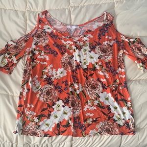 Cute lightweight cold shoulder top from Venus/lascana. Sz large.